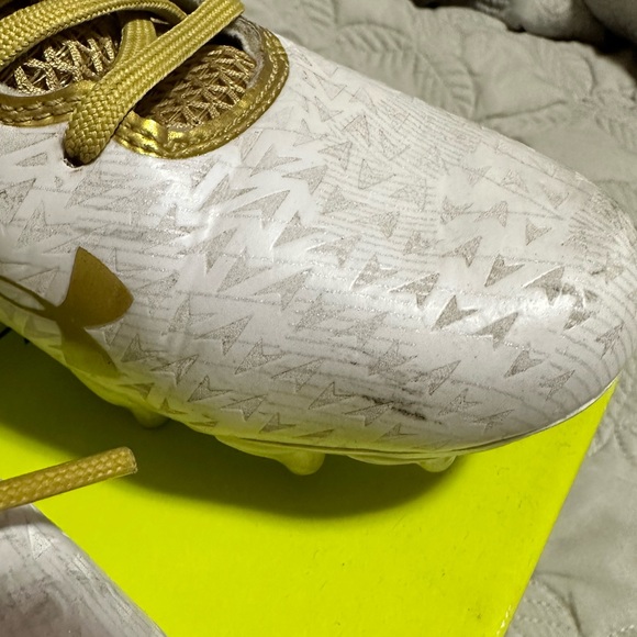 Lacrosse Cleats. White and gold Under Armour Women’s Lax Highlights. - Picture 8 of 15